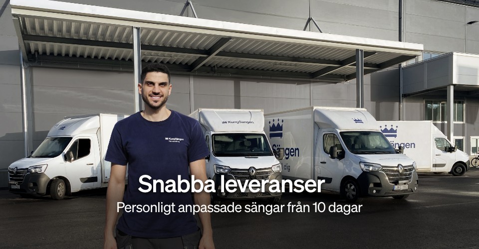 Text - Snabba leveranser - Personligt anpassade sängar från 10 dagar - bild på leveranspersonal som ler och står framför KungSängens egna lastbilar Text - Snabba leveranser - Personligt anpassade sängar från 10 dagar - bild på leveranspersonal som ler och står framför KungSängens egna lastbilar