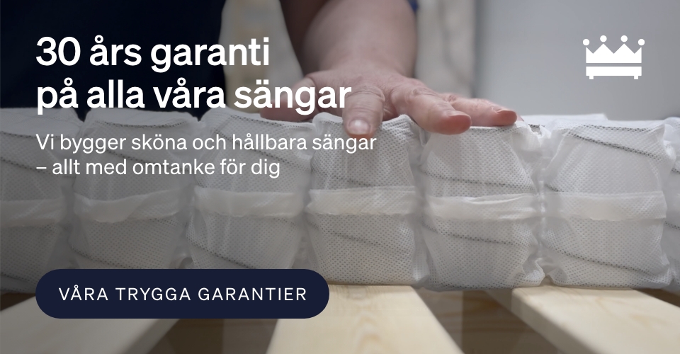 Bild på hand som bygger säng Text 30 års garanti på alla våra sängar - Vi bygger sköna och hållbara sängar  – allt med omtanke för dig knapp till garantier