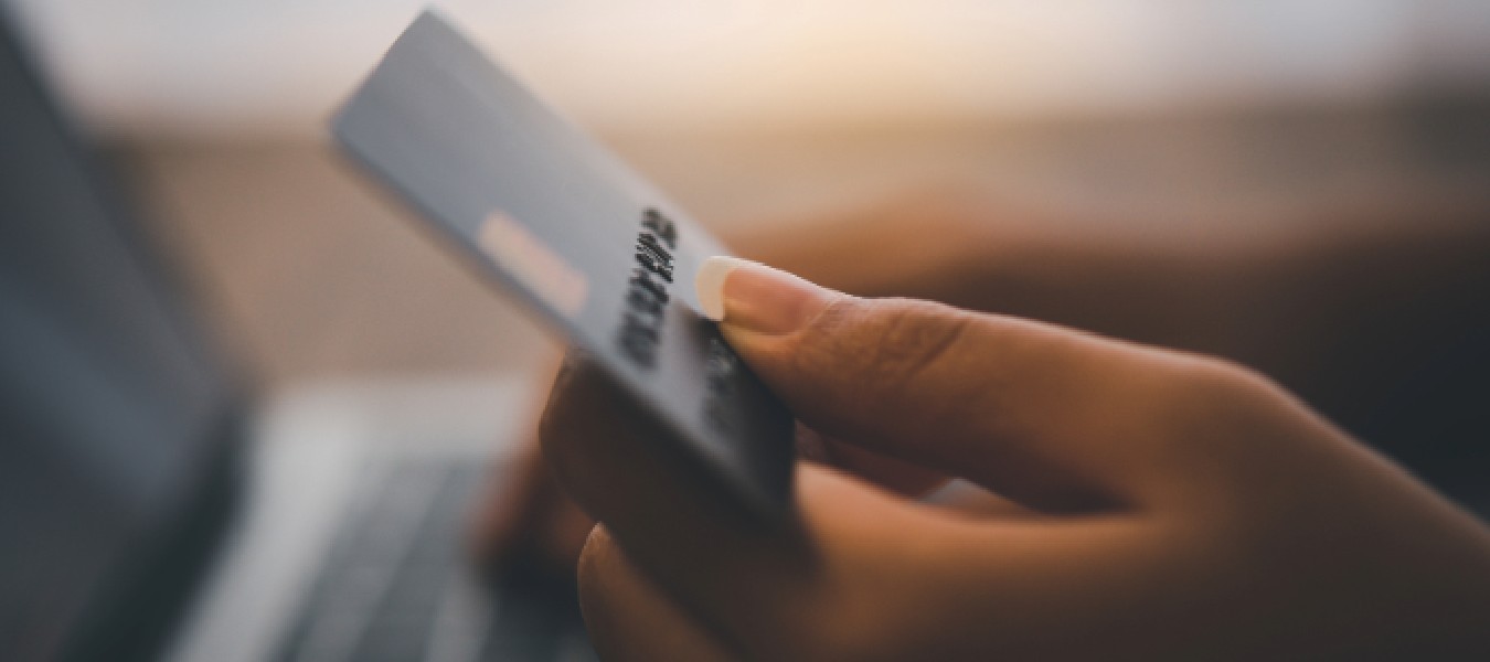 Bild på hand som håller i ett bankkort